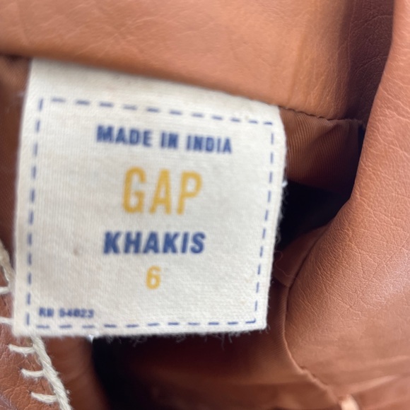 Gap Genuine Leather skirt with stitching detail. Size 6. Amazing amazing find! - Picture 3 of 5